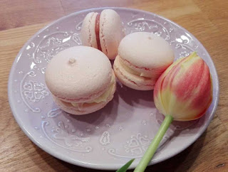 fertig - Macarons mit Tonka und Schoko-Erdbeer-Mandel Füllung
