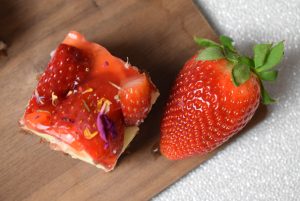 DSC 0806 300x201 - Schoko-Vanille Würfel mit Erdbeeren