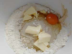 Hefe Butter Ei 300x225 - Riesen Schoko-Karamell-Schnecke