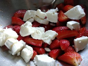 Erdbeeren Ziegenkäse 300x225 - Rucola-Erdbeer Salat