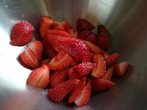 Erdbeeren geschnitten 300x225 - Rucola-Erdbeer Salat