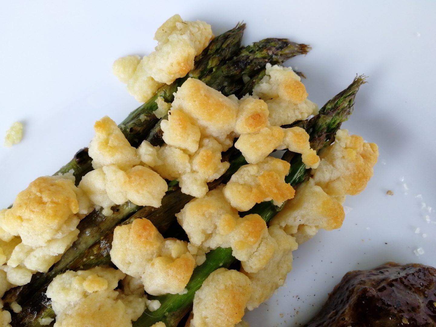 Grüner Spargel mit Parmseanstreusel