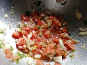 Tomaten Zwiebel Koriander 300x225 - Mexikanische Tomaten Salsa