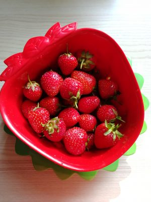Erdbeeren 300x400 - Erdbeer-Sandkuchen mit Streuseln