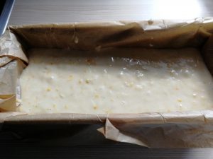 Teig in Form 300x225 - Zitronen-Zucchini Kuchen