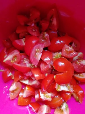 Tomaten schneiden 300x400 - sommerlicher Gartennudelsalat