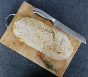 fertig gebackenes Brot 300x261 - Zucchinibrot mit Feta und Thymian