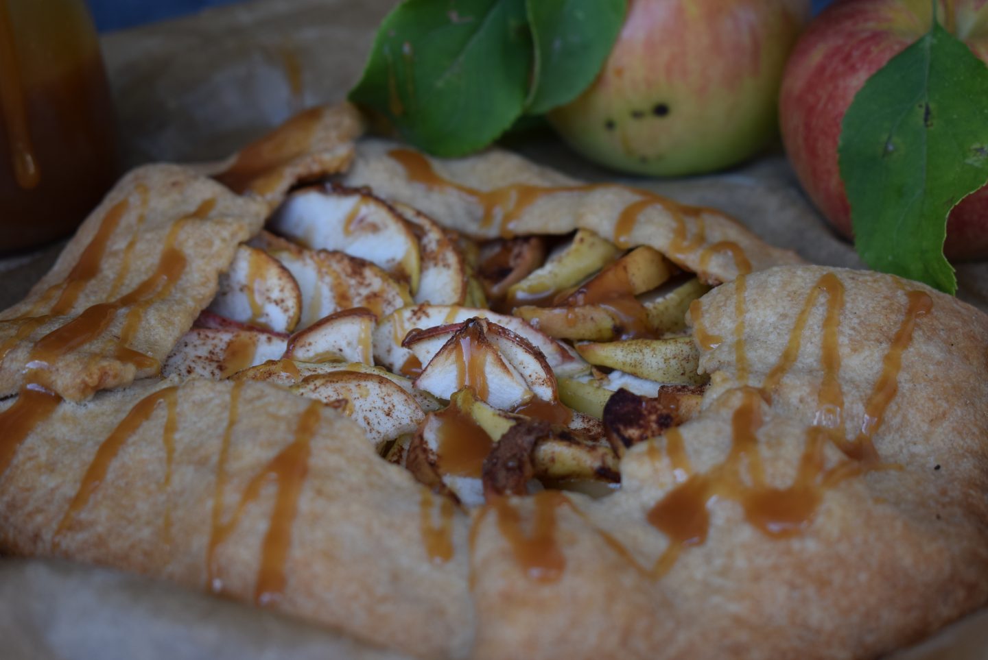 Apfel Galette mit Karamell-Soße