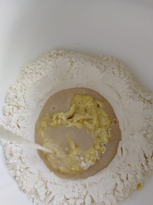 Hefewasser dazu 300x400 - Knoblauch-Parmesan Knoten