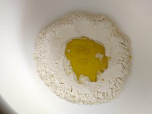 Milch und Öl 300x225 - Knoblauch-Parmesan Knoten