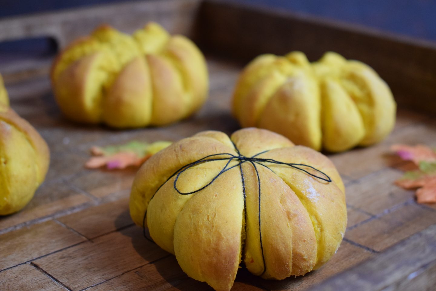 Kürbisbrötchen in Kürbisform