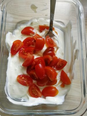 IMG 20190530 134606 300x400 - Joghurt Dip mit Tomate und Avocado