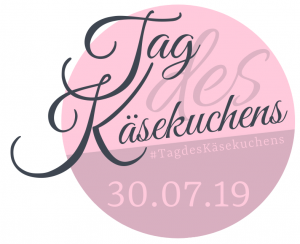 Tag des Kaesekuchens 2019 Blogevent banner rosa 1 300x244 - Mohn-Streusel Käsekuchen