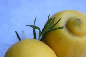 Zitronen Rosmarin 300x201 - Zitronen-Rosmarin Guglhupf