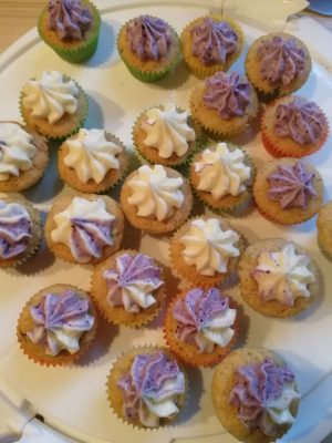 IMG 20190901 191816 300x400 - Mini Cupcakes mit Zucchini und zweifarbiger Frischkäse-Creme