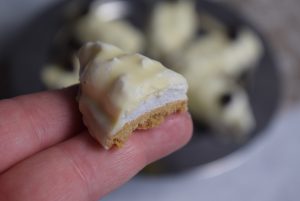 Gewürz Marshmallow angeschnitten finger nah 300x201 - Gewürzschiffchen mit Marshmallow und weißer Schokolade