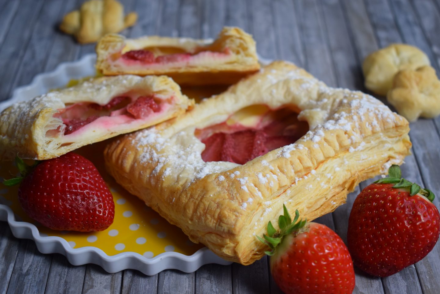 Blätterteigschnitten mit Erdbeeren und Quarkcreme
