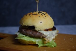 Burger Buns Neu Seite Kaese 300x201 - Brioche Burger-Buns