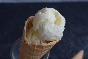 2 Zutaten Eis Vanille nah 300x201 - Zwei Zutaten Eis - ohne Eismaschine zum perfekten Ergebnis
