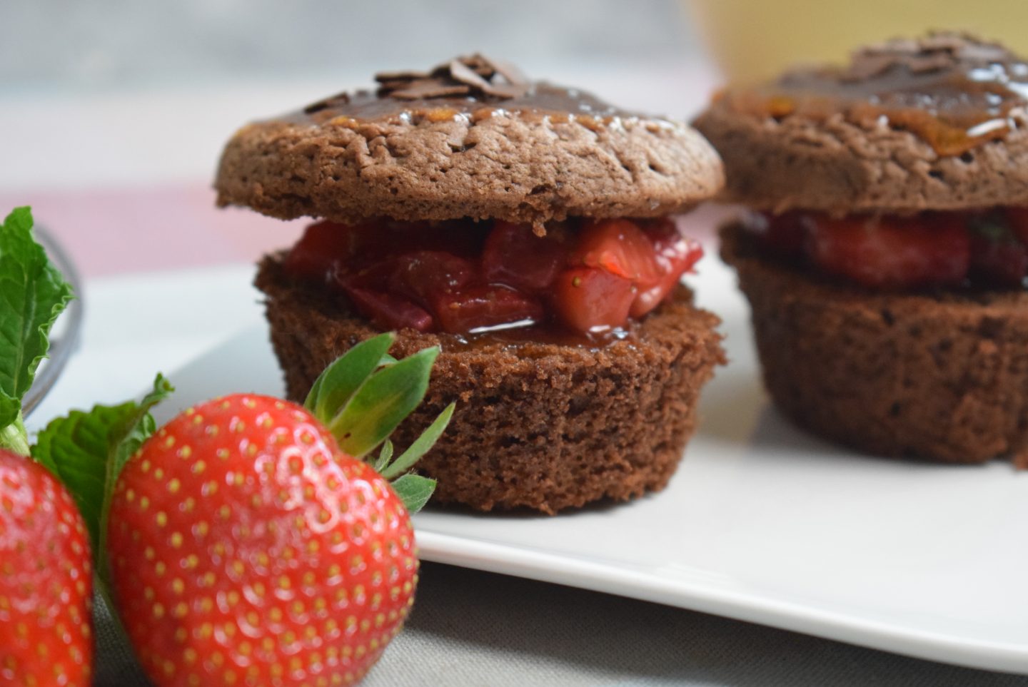 Schokomuffins mit Erdbeersalat