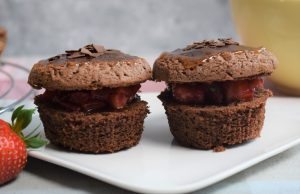 Muffin Erdbeersalat doppel 300x194 - Schokomuffins mit Erdbeersalat