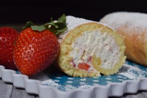 Biskuitrolle Erdbeere Anschnitt gesamt 300x201 - Mini-Biskuitrolle mit Erdbeersahne