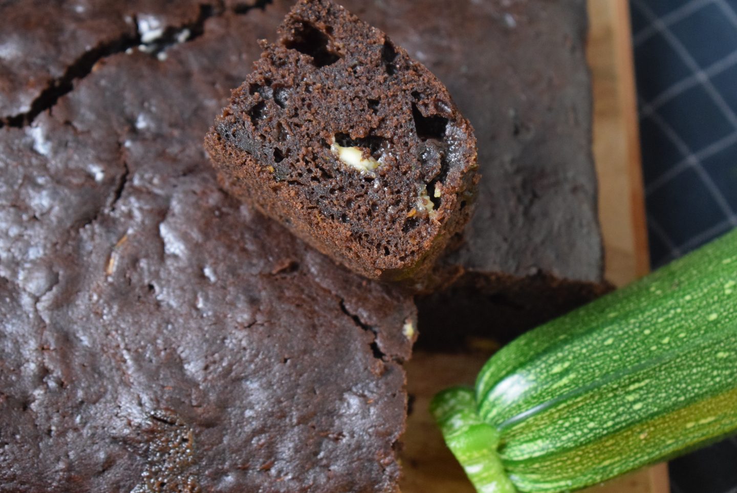 Zucchini Brownie mit weißer Schokolade und leichten Kaffeearoma - Soni ...