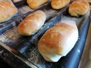 Baguette Broetchen Blech 300x225 - Baguettebrötchen - schnell & einfach selbst gebacken