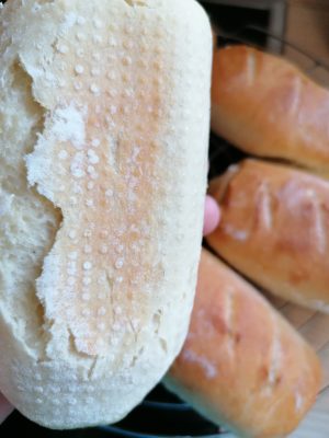 Baguette Broetchen Unterseite 300x400 - Baguettebrötchen - schnell & einfach selbst gebacken