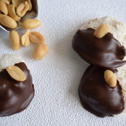 Erdnussmakronen oben 250x250 - Erdnussmakronen mit dunkler Schokolade