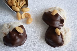 Erdnussmakronen oben 300x201 - Erdnussmakronen mit dunkler Schokolade