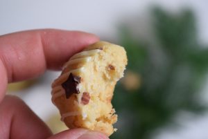 Nussbaellchen angebissen 300x201 - Nussbällchen mit weißer Schokolade