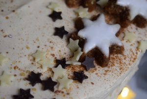 Zimtsterntorte Deko Zimtstern nah 300x201 - Zimtstern Kaffee Torte - nicht nur an Weihnachten lecker