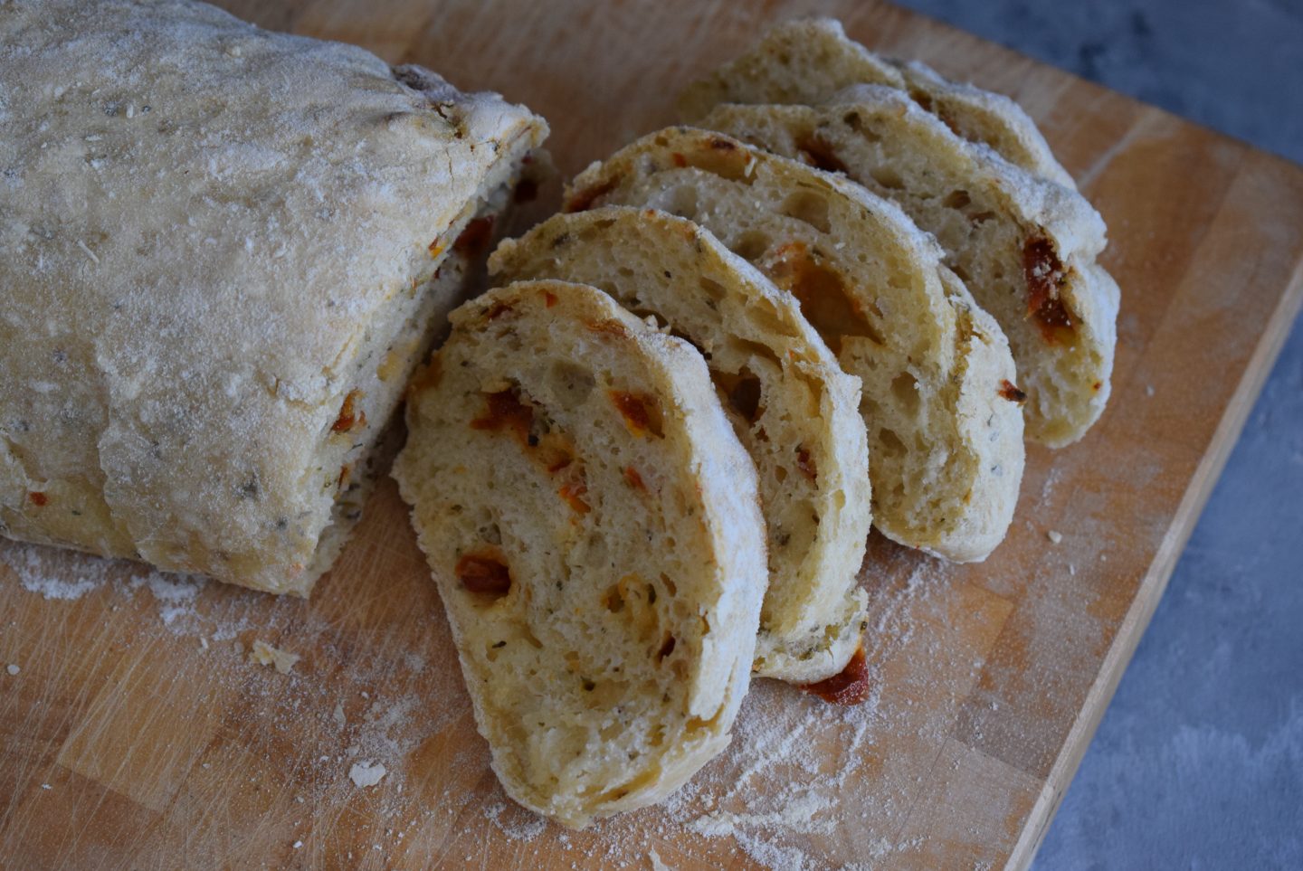 schnelles Baguette mit getrockneten Tomaten und Basilikum - Soni ...