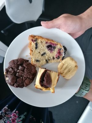 Geburtstagsteller 300x400 - Cheesecake Brownie Bites